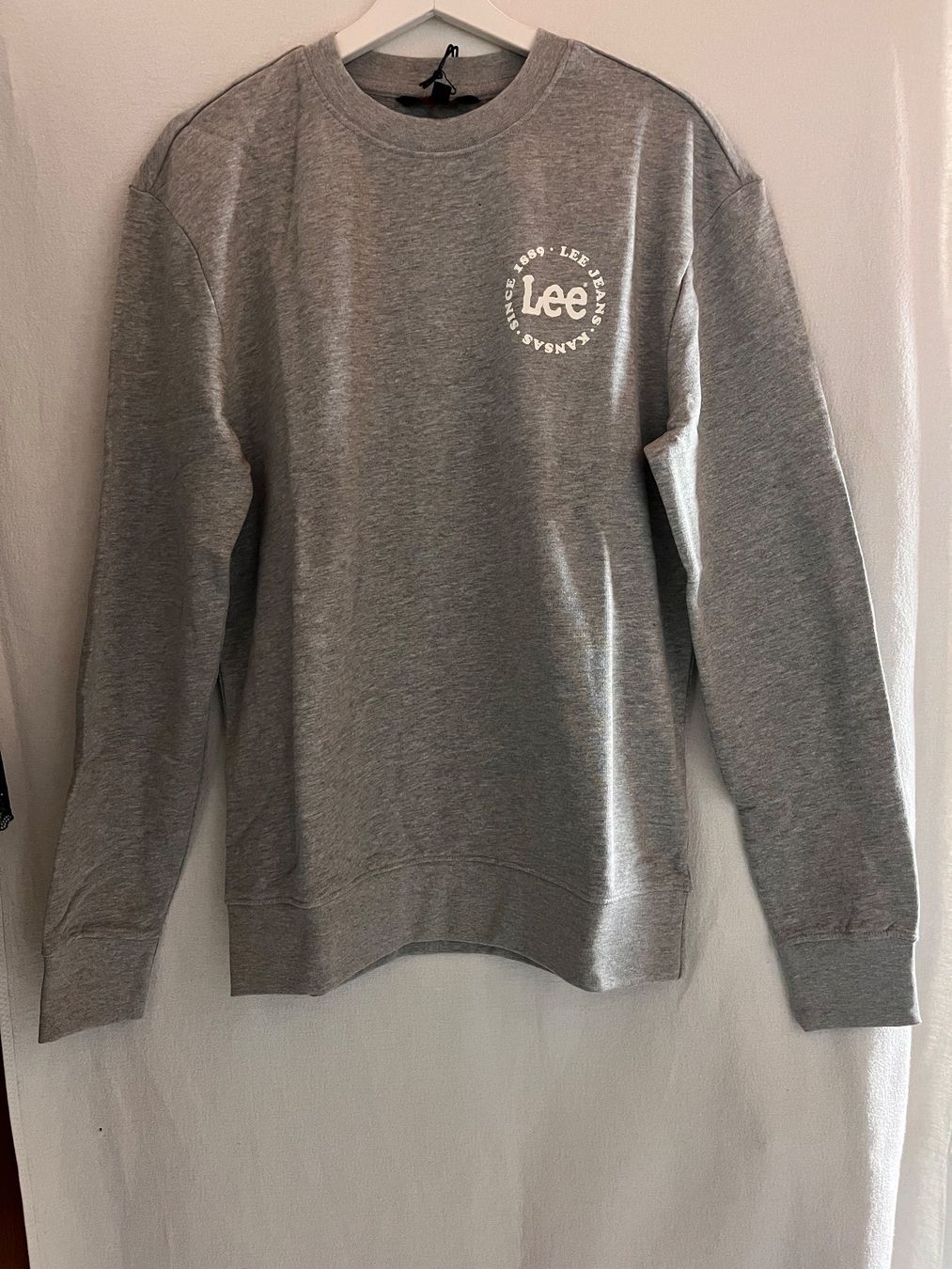 Lee Maglioni & Felpe: LEE, Sweatshirt Langarm, Grösse S, Farbe Grau – Nuovo e nell'imballaggio originale da Rudolfstetten venduto da gst_g7xl