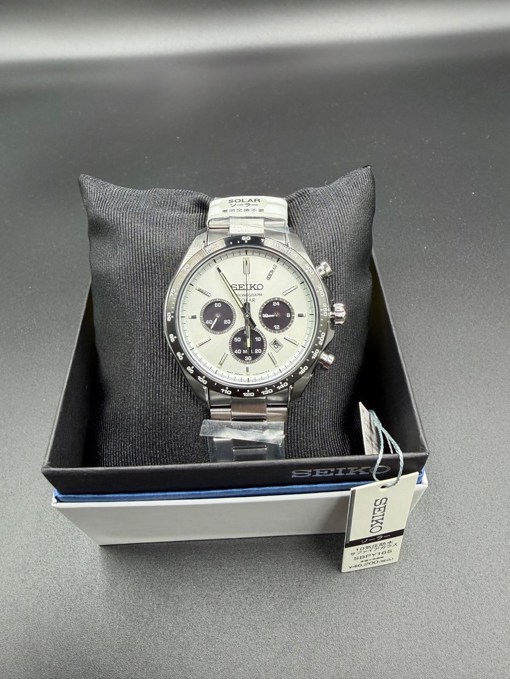 Seiko Orologi: Montre Seiko Solar Chrono - Panda - New full set – Nuovo e nell'imballaggio originale da Versoix venduto da WatchesGeneva