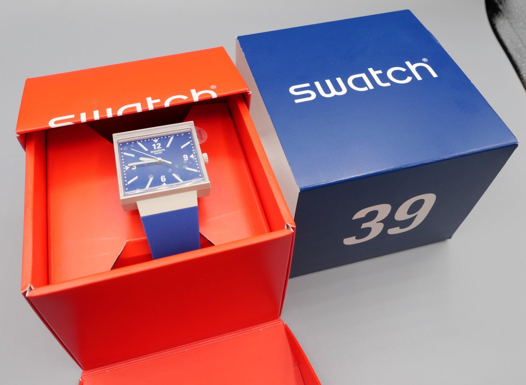 Swatch Orologi: SWATCH WHAT IF...TARIFFS? – Nuovo e nell'imballaggio originale da Nyon venduto da WHTF 1