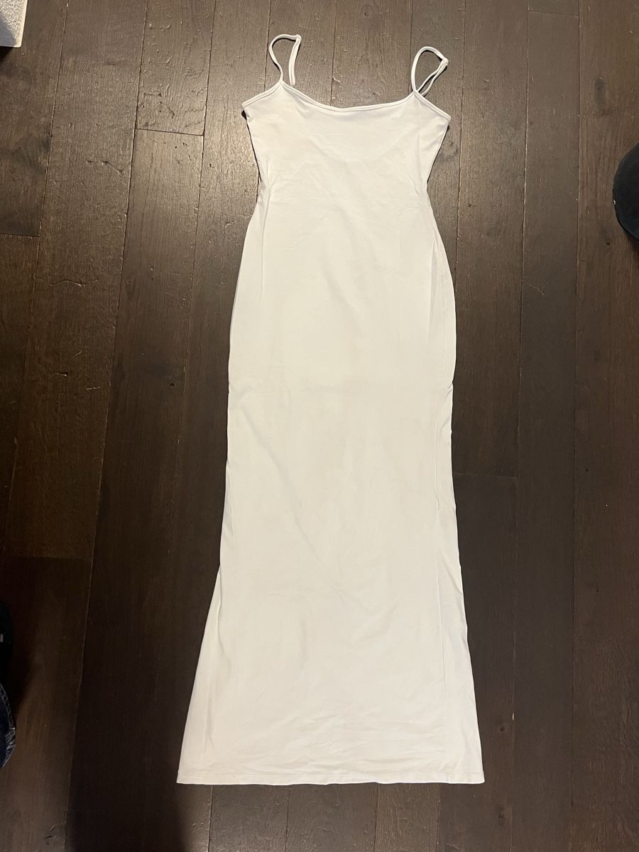 Bershka Robes: Langes weisses Bodycon Kleid – D'occasion à Unterentfelden par ame_tf2n
