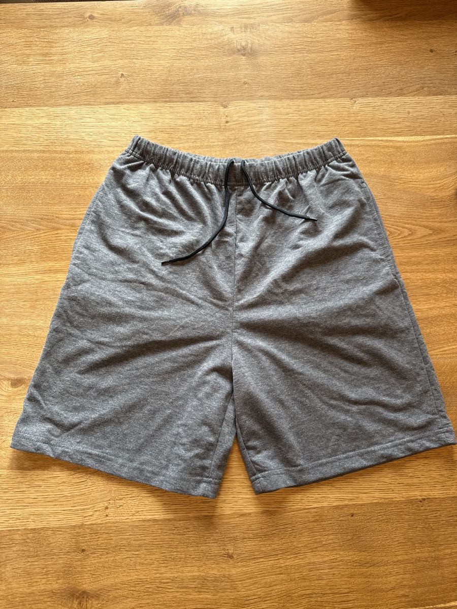 Pantalons: Stoffhose Shorts Gr. M grau – D'occasion à Rohr b. Olten par -FaLu-