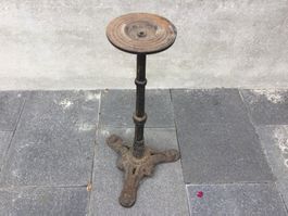 Gebrauchter zum Teil rostiger Gusseisenfuss für Bistrotisch