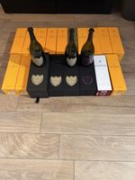 leere Champagnerflaschen und Verpackungen, Dom Perignon usw