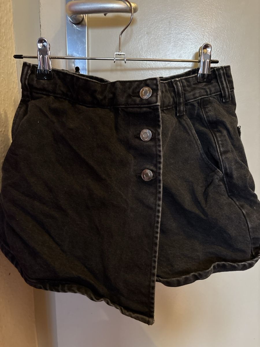 Pantaloni: Short noir délavé à boutons – Usato da Genève venduto da pet_sh52