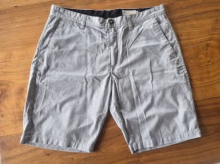 Volcom Shorts Frickin Grösse 36 (eher 34) grau