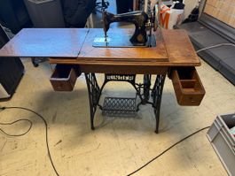 Antike Singer Nähmaschine mit Fusspedal und Tisch D599605