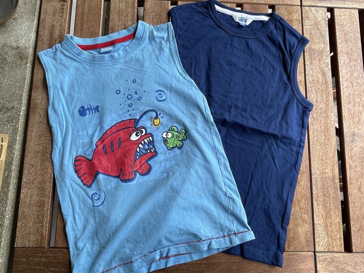 Camicie, T-shirt & Polo: 2xTank Tops Gr. 128 Tiefseefisch blau – Usato da Bern venduto da brup 1