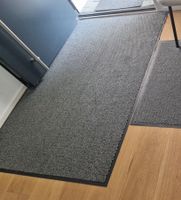Zwei Teppiche Schmutzfänger PVC Unterlage