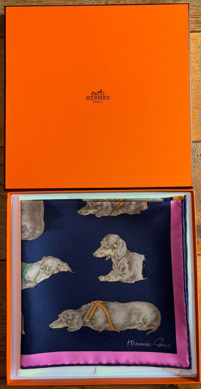 Hermès Foulards, Tücher & Schals: HERMES Gavroche Pochette "LES BASSETS", 2025 – Neu und originalverpackt aus Zürich von Libraco