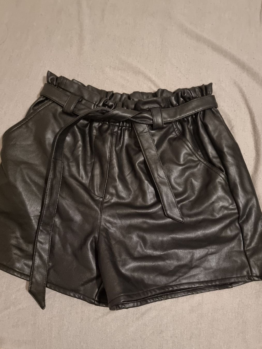 Pantaloni: Kunstleder Shorts – Nuovo (secondo la descrizione) da Altstätten SG venduto da melii._.98