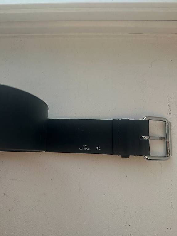 Gürtel: YVY Black Leather Buckle Belt Size 70 – Gebraucht aus Zürich von andreagerber23