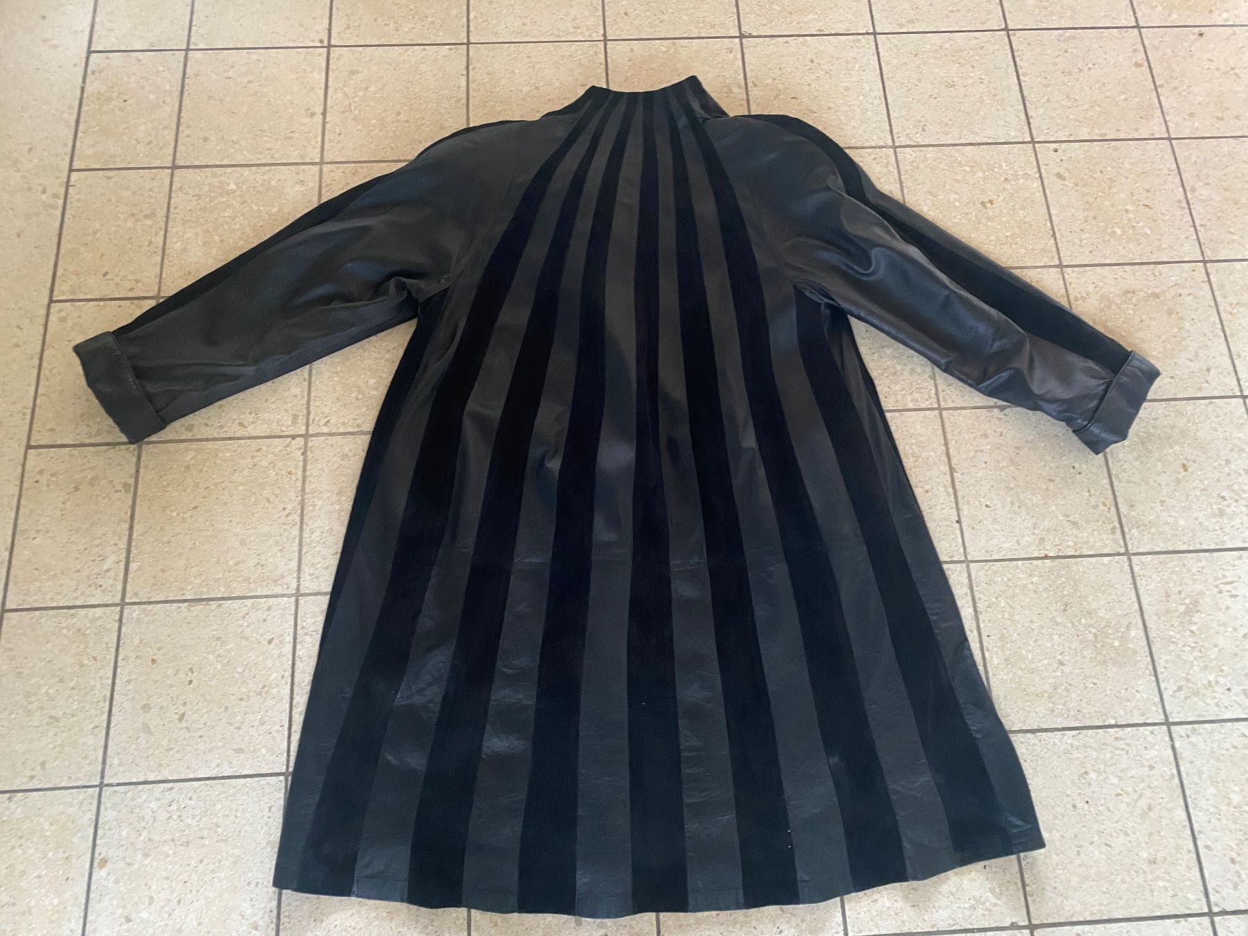Cappotti: Hochwertige Damen Lederjacke schwarz – Usato da Duggingen venduto da Kisha010 1