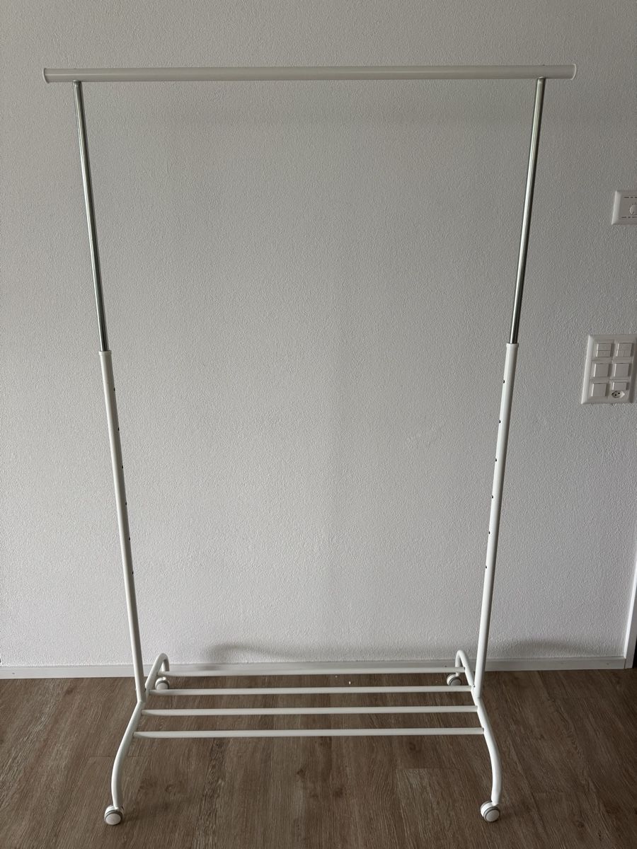 Ikea Guardaroba: Kleiderständer weiss mit Rollen und Stofforganizer gebraucht – Usato da Dietwil venduto da vera2301
