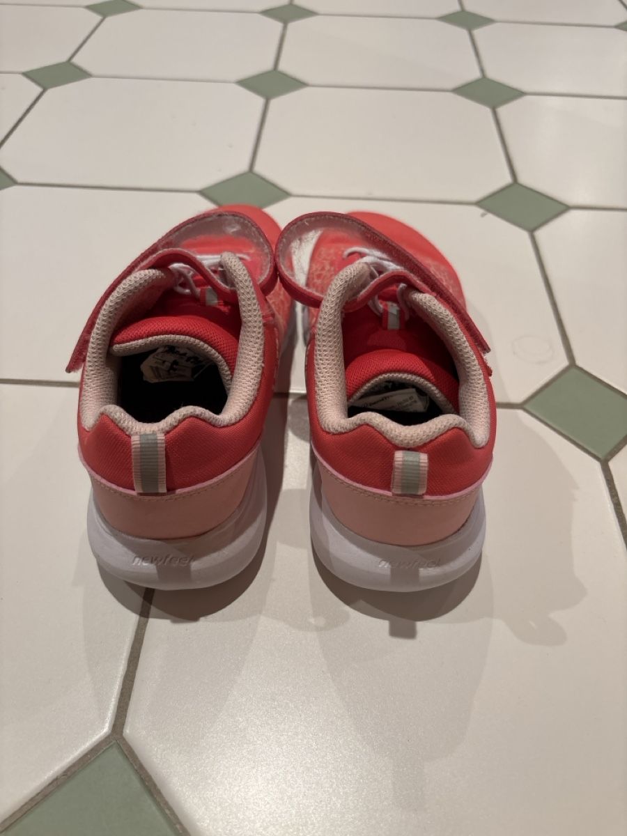 Decathlon Scarpe per ragazzi: Hallenschuhe Grösse 33 – Usato da Waldstatt venduto da Imaginary 2