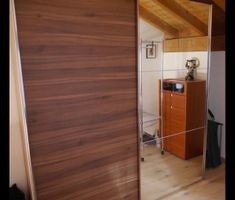 Schwebetürenschrank Nussbaum Nachbildung mit Spiegelfront