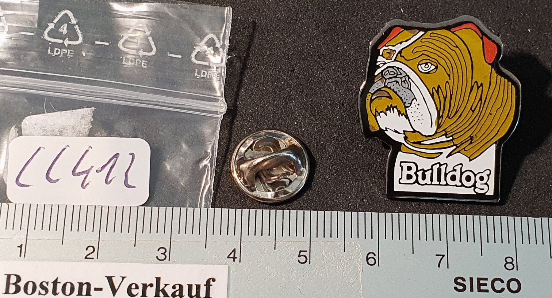 Placchette & Badge: CC412 - Pin Hund - Bulldog – Usato da Reinach BL venduto da Boston-Verkauf 1