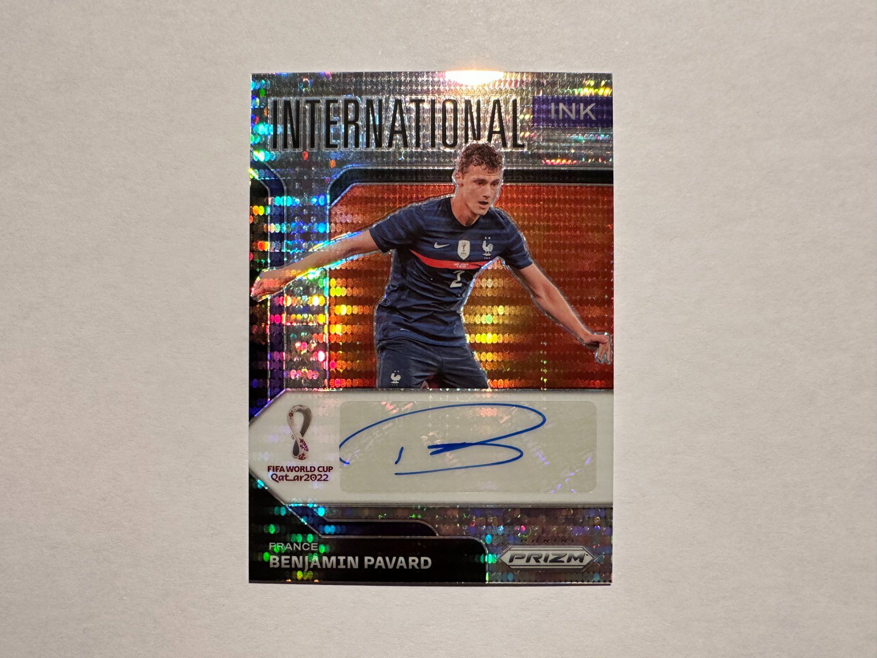 Panini Carte collezionabili: 2022 Panini Prizm World Cup Benjamin Pavard Auto – Usato da Hagendorn venduto da Pokecollectorch 1