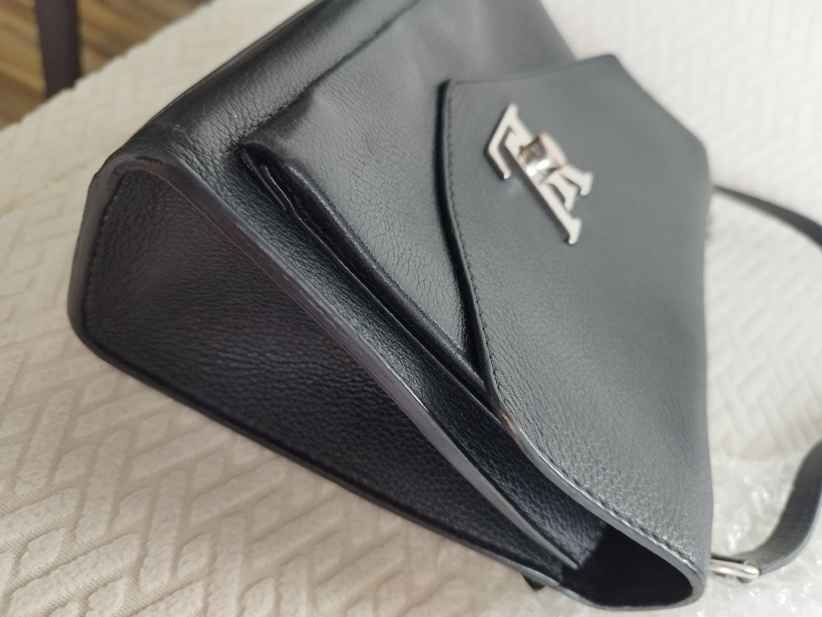 Louis Vuitton Taschen für Damen: Louis Vuitton Lock Me  Black Leather Shoulder Bag, stylish! – Gebraucht aus Silvaplana von gin_h6nz 6