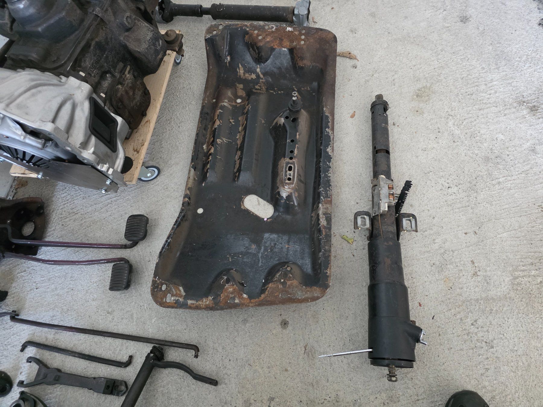 Jeep Tutti pezzi di ricambio auto: Jeep CJ7 schalt Getribe – Usato da Altendorf venduto da Heri6 3
