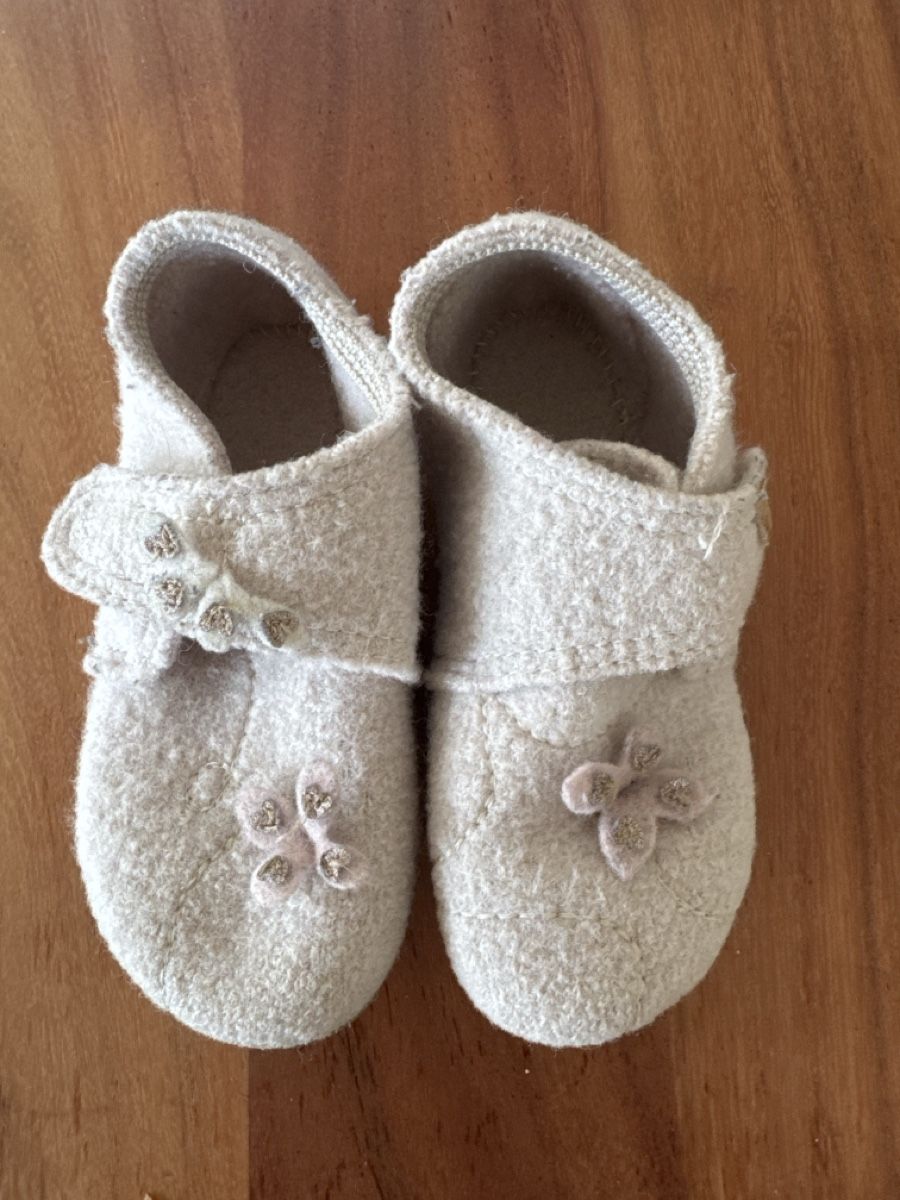 Scarpe per ragazze: Kitzbühel Gr. 27 Hüttenschuhe  – Usato da St. Gallen venduto da _aai18