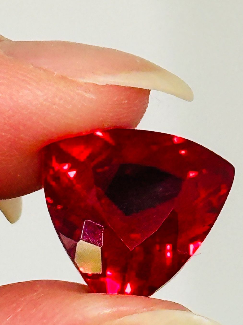 Pietre preziose: Trillion Cut 12.60 Ct Certified – Nuovo e nell'imballaggio originale da Genève venduto da AGBERG 1