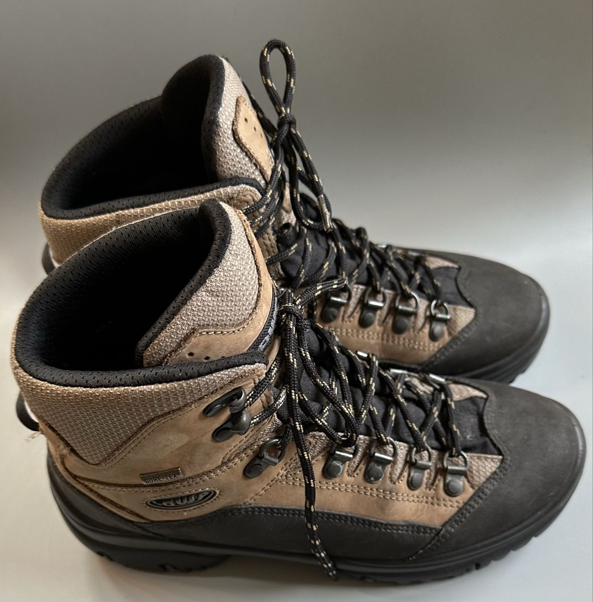 Lowa Chaussures hommes: Wanderschuhe Lowa Gr. 39 – D'occasion à Mauensee par Braut-kleid