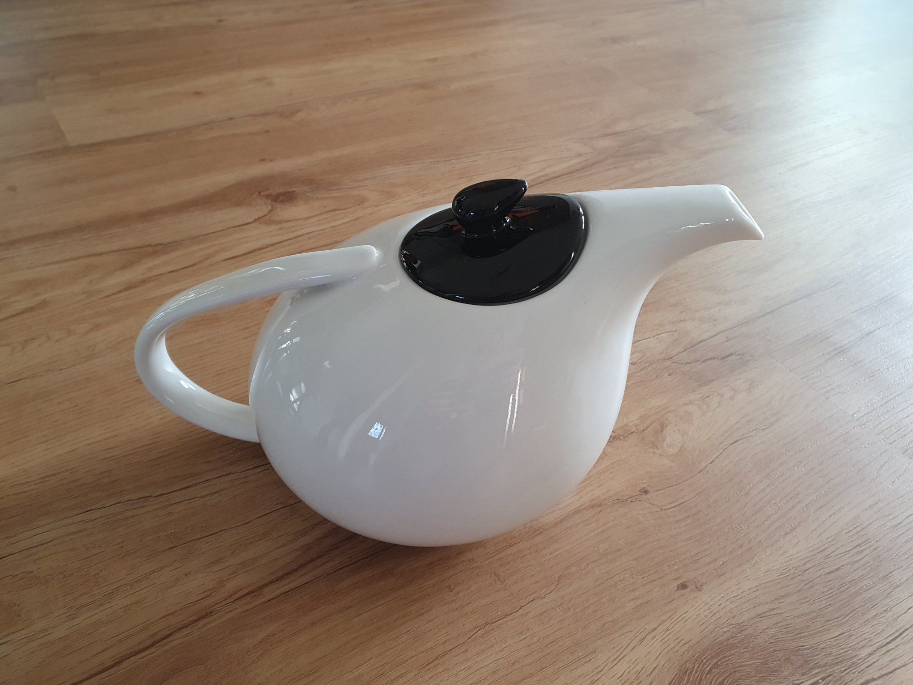 Teekannen: Teekanne weiss, schwarzer Deckel, ca. 1.6l – Neu (gemäss Beschreibung) aus Heinrichswil von frankie19860 7