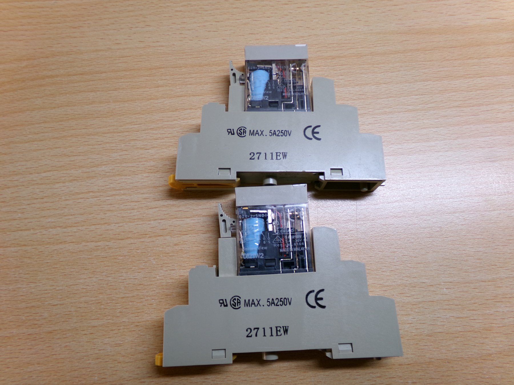 Componenti elettronici: 2St. Relais 24VDC 2xUmschaltkontakt Comat – Usato da Hombrechtikon venduto da Maloev17 2