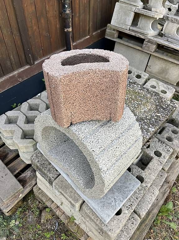 Revêtements de sol: Dalles en béton gravilloné et blocs de béton de jardin – D'occasion à Evionnaz par viv_6fwl