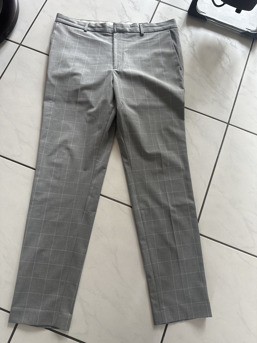 H&M Pantaloni: H&M Stoffhose grau weiss gestreift Gr. 36 – Usato da Wileroltigen venduto da torro11