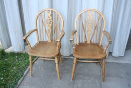 2 dekorative Holzstühle