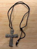 Modeschmuck Kette Kreuz Silberfarben mit schwarzem Band