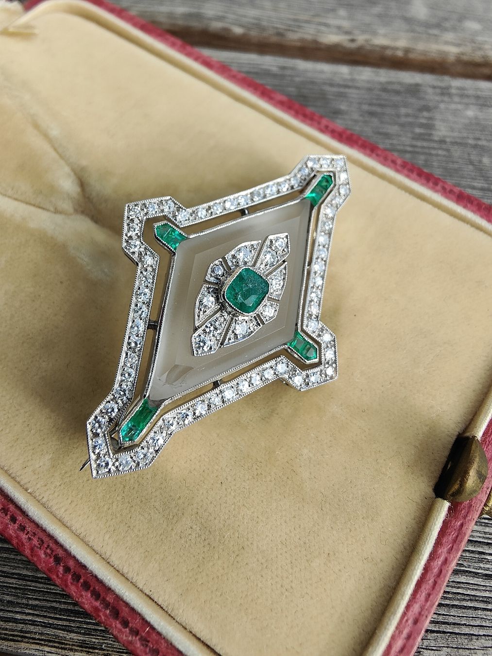 Spille & Fermagli: Antike Art Déco Brosche mit Smaragd & Diamanten – Usato da Schwyz venduto da chopaya 4