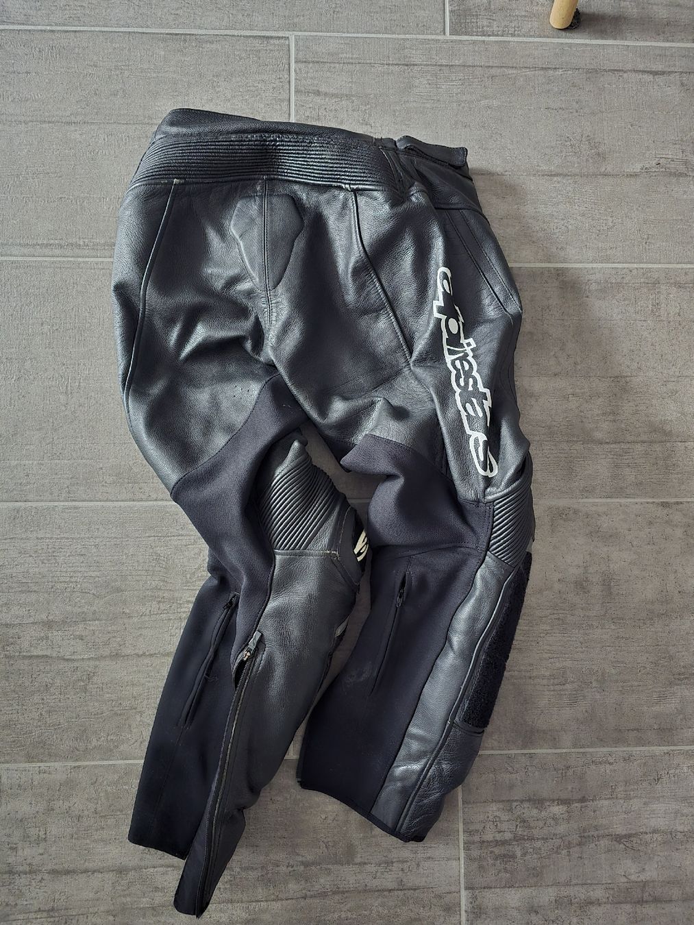 Pantaloni: Alpinestars Track V2 Leather Pants Black – Usato da Saxon venduto da FouFou97