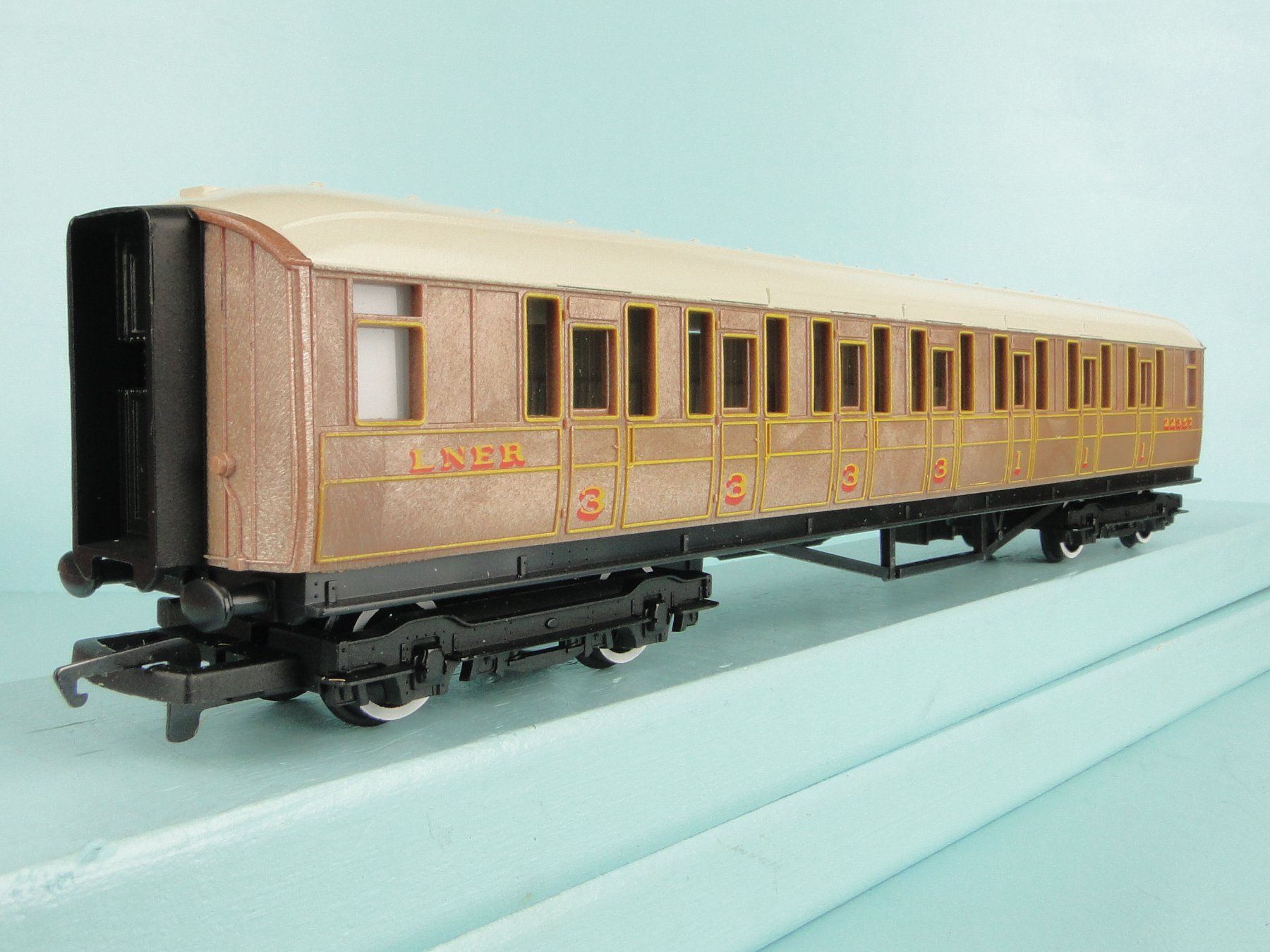 Hornby Modellini di ferrovie: Hornby R 477 LNER Coach – Usato da Bülach venduto da cann11 7