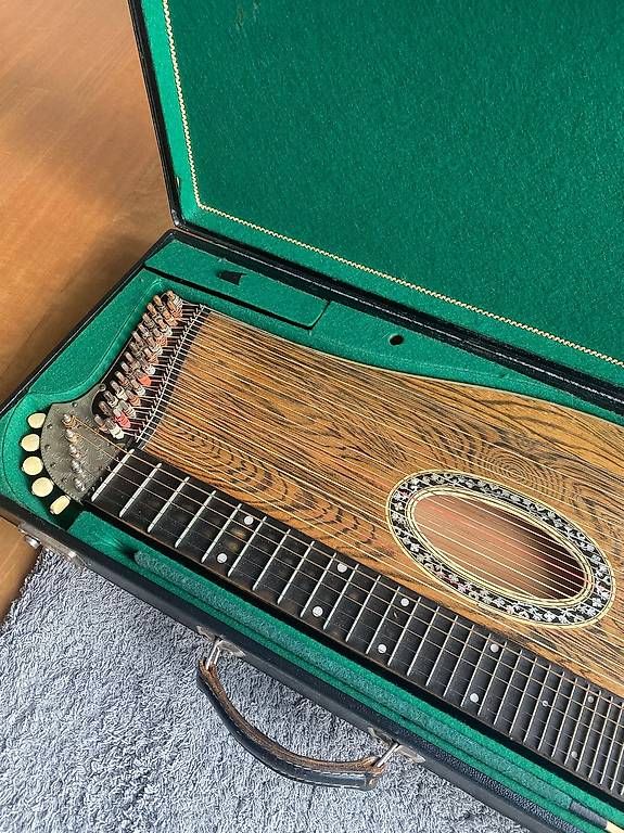 Musikinstrumente: Zither: antikes Instrument mit Koffer – Gebraucht aus Wangen ZH von unihocplayerin7