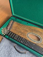 Zither: antikes Instrument mit Koffer