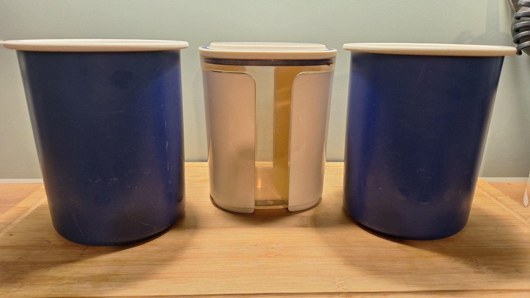 Tupperware Behälter & Ähnliches: 3 Vintage Tupperware Behälter, weiss /blau – Gebraucht aus Arlesheim von shopradl