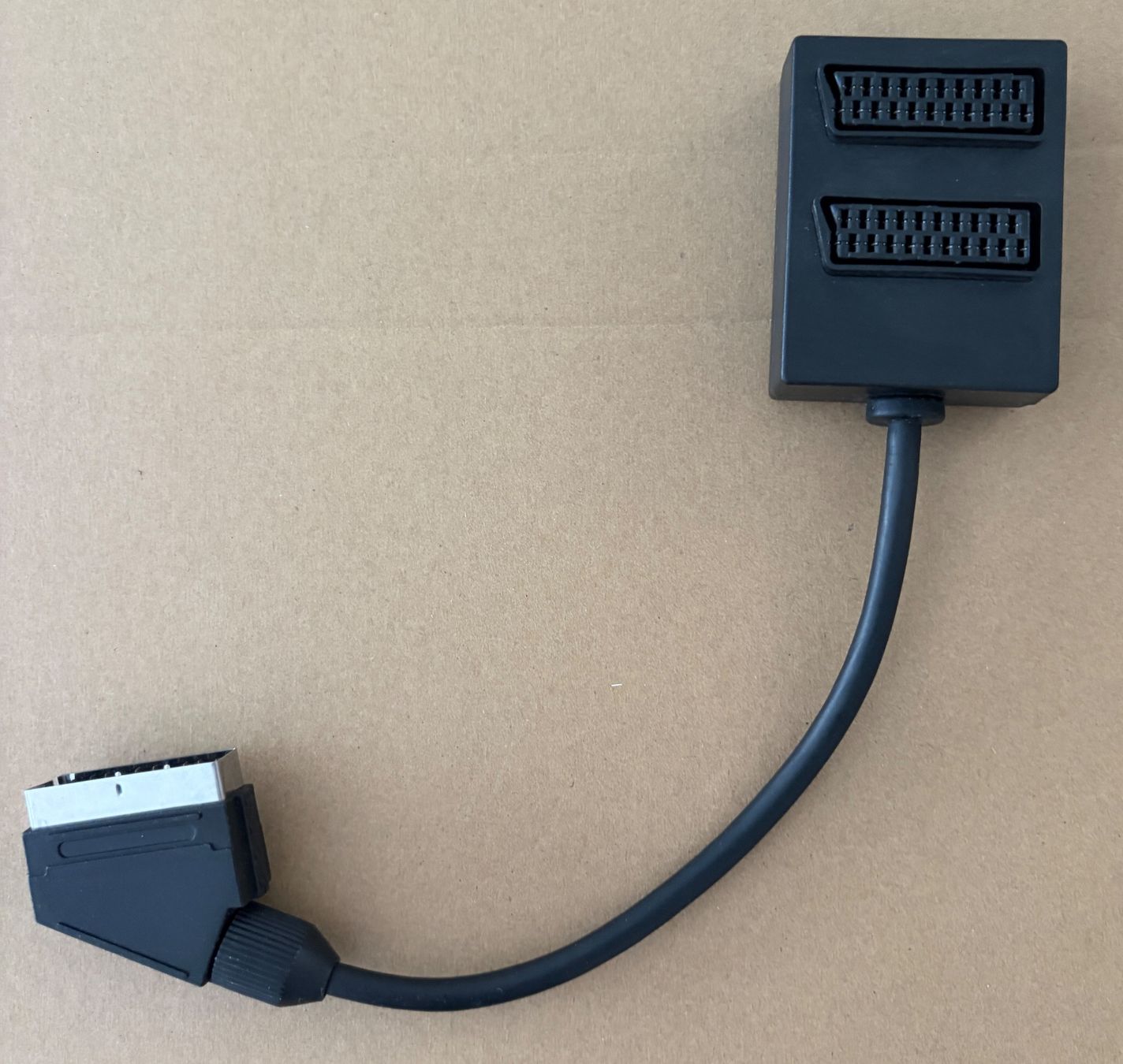 Laufwerke & Adapter: Scart Adapter 1 Stecker auf 2 Buchsen – Gebraucht aus Zürich von Kloeschen78