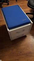 Rollcontainer weiss 2 Schubladen mit blauem Sitzkissen