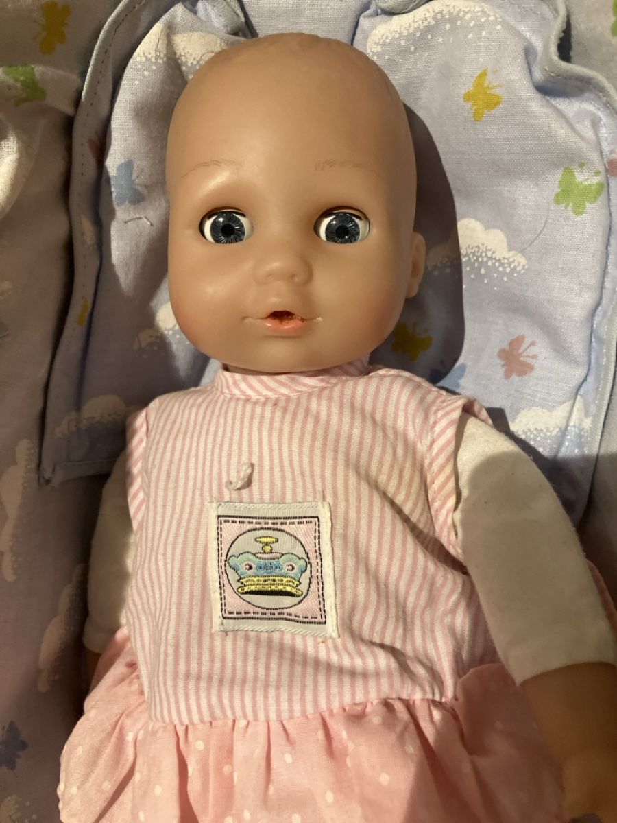 Puppen: Süsse Babypuppe mit Tragekorb – Gebraucht aus Hinwil von Samick 2