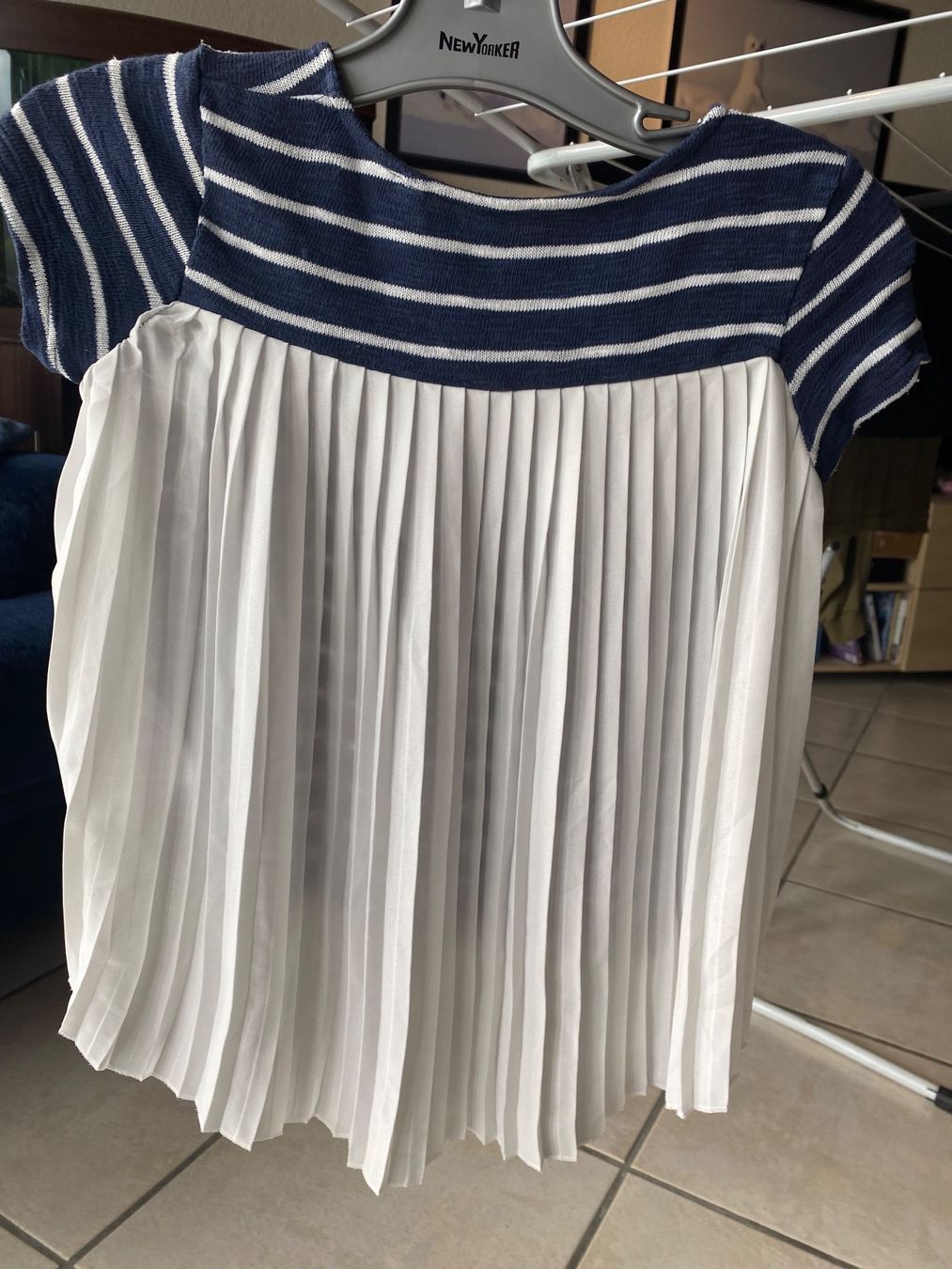 C&A Blusen, T-Shirts & Tops: Casaque 134 rayé bleu marin blanc – Gebraucht aus Orpund von Mary8972 1