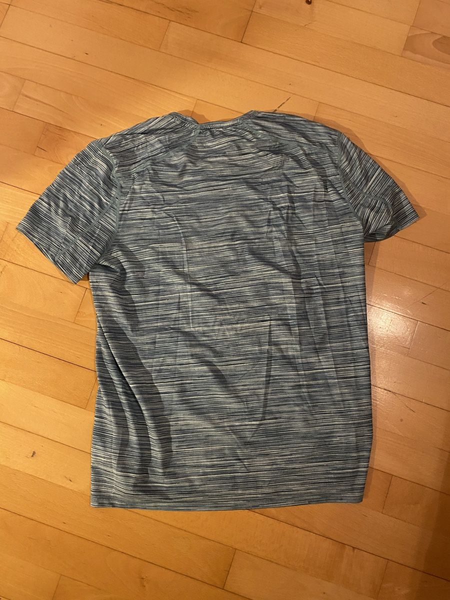 H&M T-shirt: H&M Sport Shirt – Usato da Zürich venduto da WintiCap 1