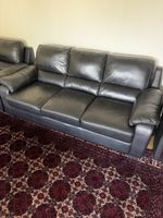 Schwarzes Sofa