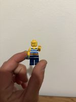 Figurine Lego pirate avec chemise rayée état correct