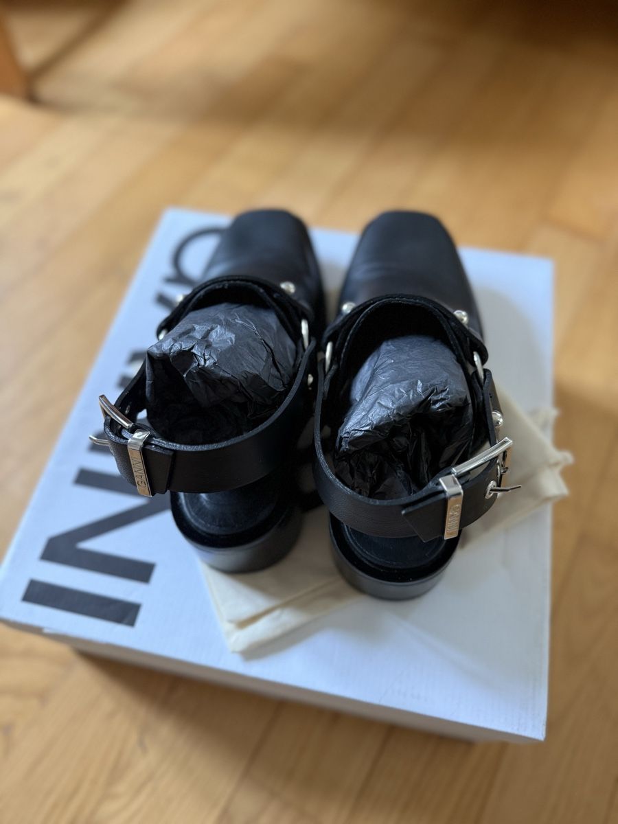 Ganni Scarpe da donna: GANNI Slingback Biker Mules Black 38 – Usato da Sils/Segl Maria venduto da DeFringues 1