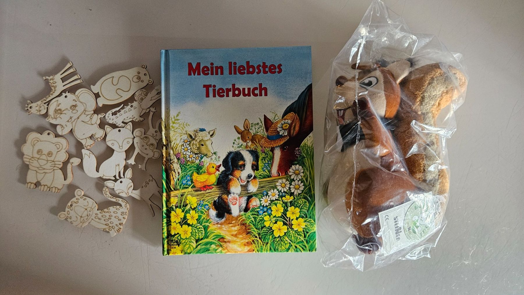 Libri: Tierbuch mit Holzanhängern und Stofftier – Usato da Basel venduto da True_Hofer_Store