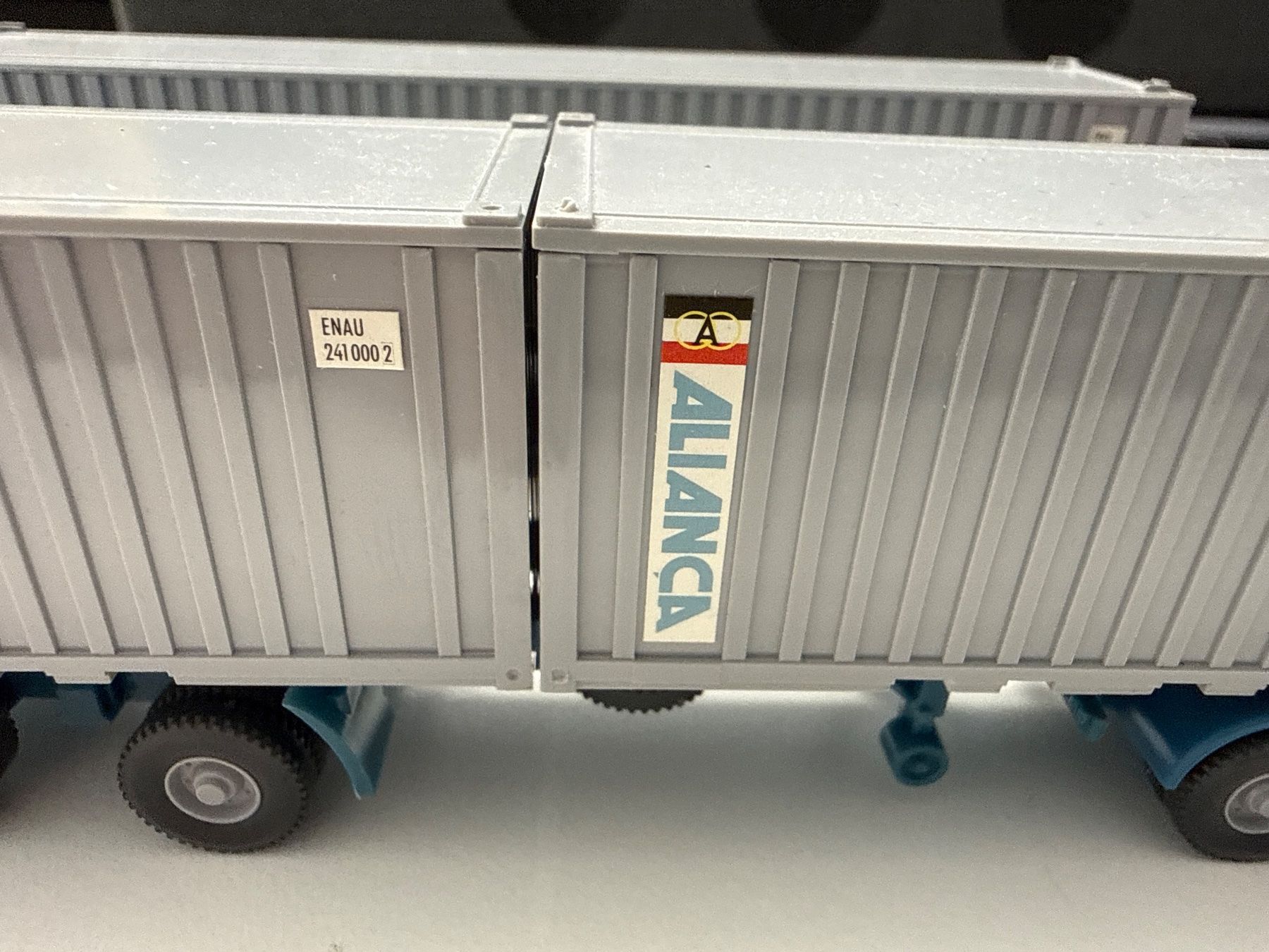 Modellini di ferrovie: Wiking 2x Sattelschlepper mit Alianca Container / HO – Usato da Jonschwil venduto da sutfra12 7