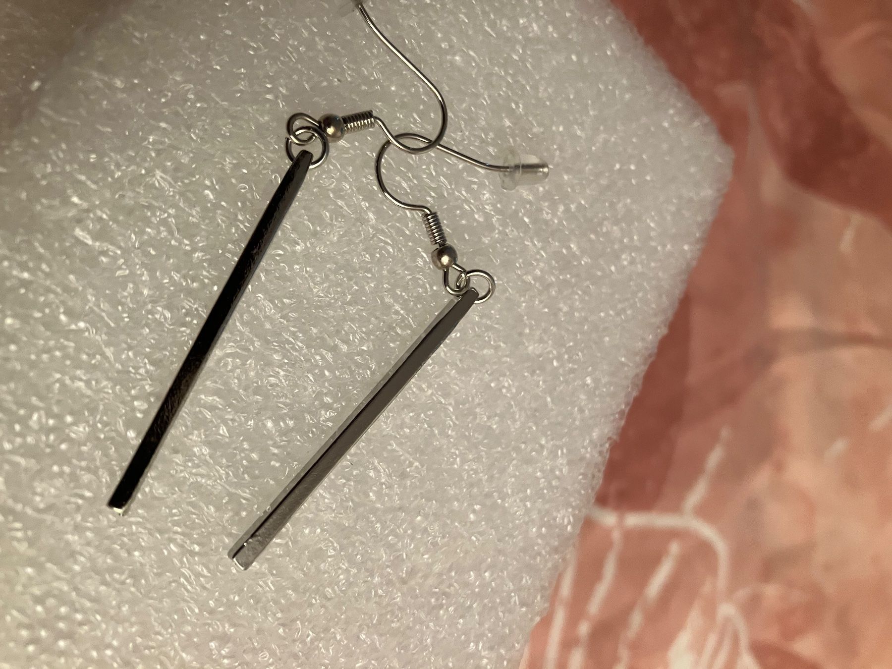 Ohrringe & -stecker: modeschmuck, silberfarbene Stab Ohrhänger, Länge Stift 4cm – Gebraucht aus Affoltern am Albis von Dlotti 1