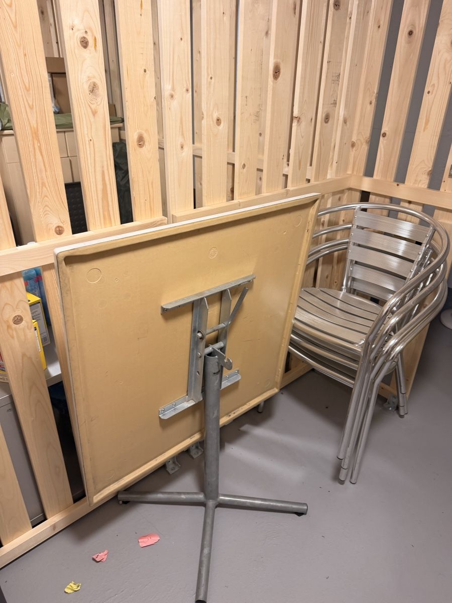 Set de table et chaises: Balkon- Gartentisch mit 4 Stühlen – D'occasion à Arbon par maiiking 2